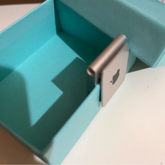 Apple iPod Shuffle silver mp3 player with clip - Picture 3 of 6